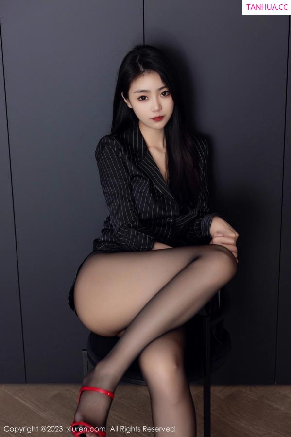 可乐Vicky  [XiuRen]高清写真图 2023.05.05 No.6677 可乐Vicky 黑丝美腿第18张图片